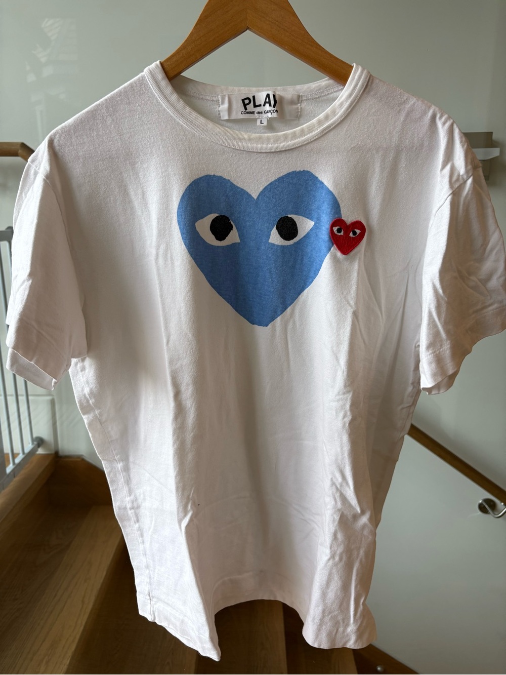 Comme des Garcons PLAY Mens White T-Shirt with Blue Heart Logo